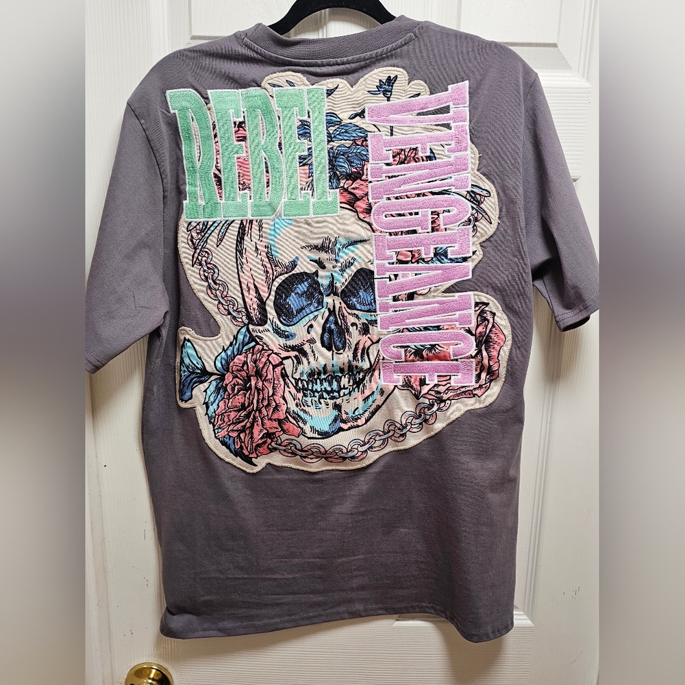 Men's REBEL VENGEANCE Gray Skull Patch T-Shirt Size L  100% Cotton, NWT‎